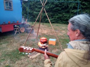 saissac; l'homme qui plantait des arbres; théâtre de la terre. roulott'spectacle.