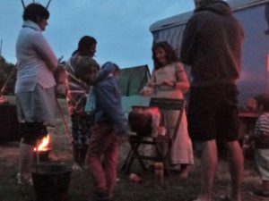 roulott'spectacles. théâtre de la terre. Bâton de lune ; sylvie Koutsikidès