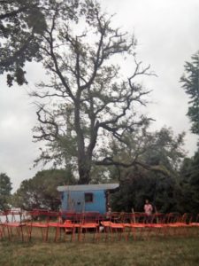 roulott'spectacles. théâtre de la terre. Bâton de lune ; sylvie Koutsikidès