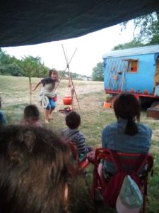 roulott'spectacles. théâtre de la terre. Bâton de lune ; sylvie Koutsikidès