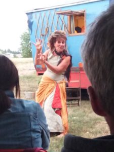 roulott'spectacles. théâtre de la terre. Bâton de lune ; sylvie Koutsikidès