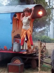 roulott'spectacles. théâtre de la terre. Bâton de lune ; sylvie Koutsikidès