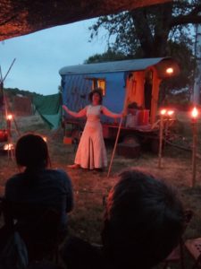 roulott'spectacles. théâtre de la terre. Bâton de lune ; sylvie Koutsikidès