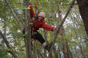 stage clown et grimpe d'arbre. théâtre de la terre. Ariège