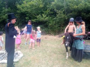 roulotte spectacles archipel; compagnie théâtre de la terre Ariège