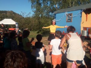 roulotte spectacles archipel; compagnie théâtre de la terre Ariège
