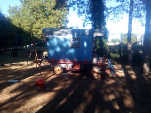 roulotte spectacles archipel; compagnie théâtre de la terre Ariège