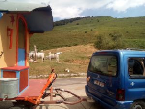 roulotte spectacles archipel; compagnie théâtre de la terre Ariège