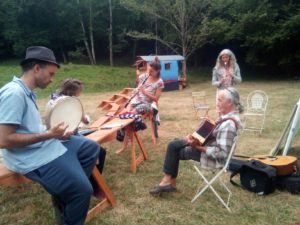 roulotte spectacles archipel; compagnie théâtre de la terre Ariège