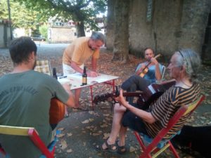 roulotte spectacles archipel; compagnie théâtre de la terre Ariège