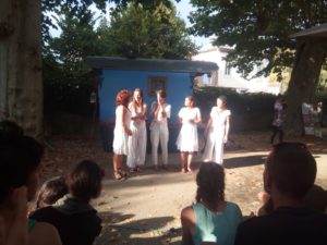 roulotte spectacles archipel; compagnie théâtre de la terre ariège