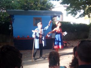 roulotte spectacles archipel; compagnie théâtre de la terre ariège