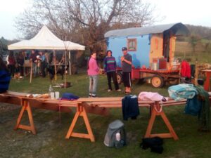 estialescq roulott'spectacle.entre deux mondes compagnie théâtre de la terre ariège.