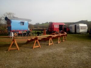 estialescq roulott'spectacle.entre deux mondes compagnie théâtre de la terre ariège.