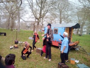 moumour- roulott'spectacles- entre2mondes - compagnie théâtre de la terre - ariège