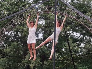 roulott'spectacles. Saint Lizier. cie théâtre de la terre. ariège