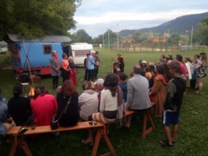 spectacle entre deux monde, à Puivert compagnie théâtre de la terre. Ariège