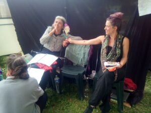 spectacle entre deux monde, à Puivert compagnie théâtre de la terre. Ariège