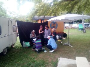 spectacle entre deux monde, à Puivert compagnie théâtre de la terre. Ariège