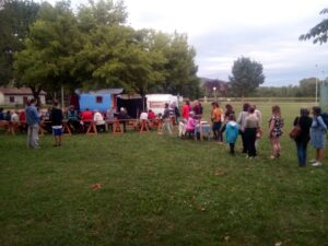 spectacle entre deux monde, à Puivert compagnie théâtre de la terre. Ariège