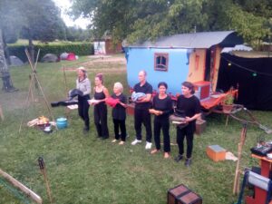 spectacle entre deux monde, à Puivert compagnie théâtre de la terre. Ariège