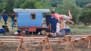 roulott'spectacles. compagnie theatre de la terre. Ariège. Montbel.