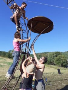 roulott'spectacles. compagnie theatre de la terre. Ariège. Montbel.