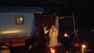 roulott'spectacles. compagnie theatre de la terre. Ariège. Montbel.