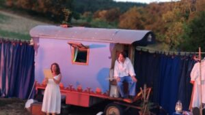 roulott'spectacles. compagnie theatre de la terre. Ariège. Montbel.