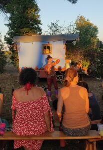 roulott'spectacles ; compagnier théâtre de la terre. Artiège. Montbel