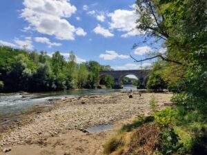 roulott'spectacles ; compagnie théâtre de la terre. Ariège. Montbel