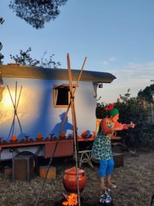 roulott'spectacles ; compagnie théâtre de la terre. Ariège. Montbel