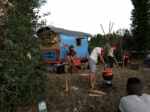 roulott'spectacles ; compagnie théâtre de la terre. Ariège. Montbel