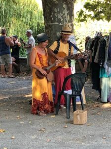 roulott'spectacles. compagnie theatre de la terre. Ariège. Pailhès.