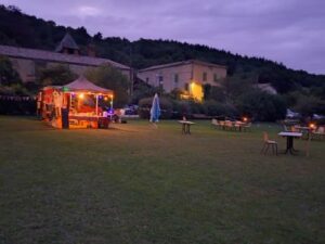 roulott'spectacles. compagnie théâtre de la terre . ariège . Manses