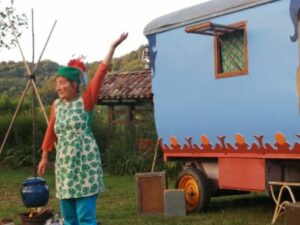 roulott'spectacles. compagnie théâtre de la terre . ariège . Manses